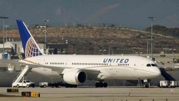 United Airlines low fuel mayday triggers emergency landing at Sydney airport