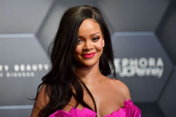 Rihanna backs Kaepernick