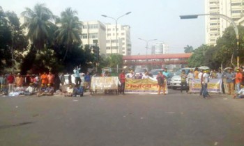 Job seekers block Shahbagh intersection