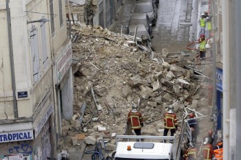 Buildings  collapse kills  8 in France