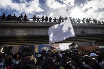Hundreds of migrants push on to US-Mexico Border