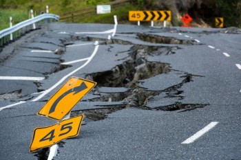 Huge quake edges NZ islands