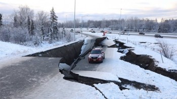 Major quake rocks Alaska's biggest city