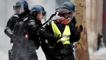 French PM seeks 'unity' after new unrest