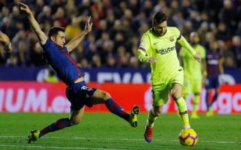 Messi hat-trick adorns Barca's romp at Levante
