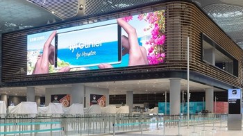 Samsung installs the world’s largest indoor airport LED signage