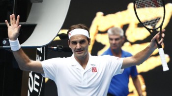Federer fends off British qualifier Evans