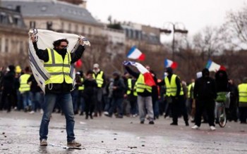 More violence in Paris as 'yellow vests' keep marching