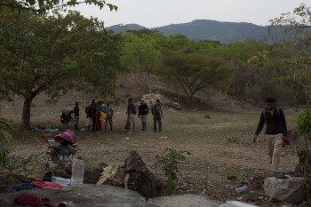 Migrants anxious after Mexican authorities raid caravan
