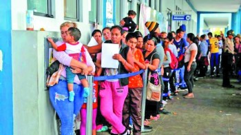Venezuelans rush to  cross Peru border