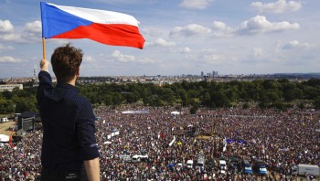 Crowd at huge Prague rally says Czech democracy is at risk