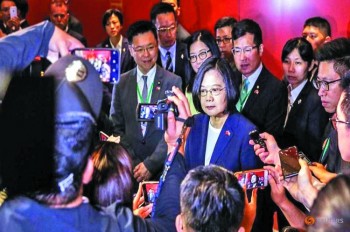 Taiwan president in  US after warning