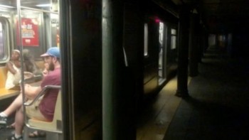 Power failure halts New York subway trains