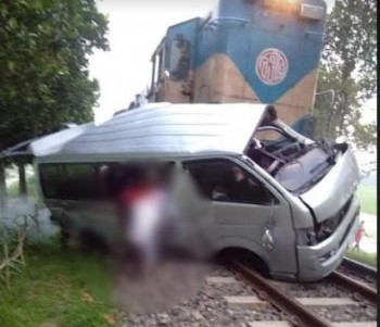 10 killed as train hits microbus in Sirajganj