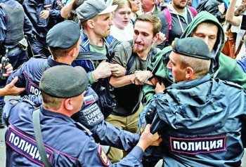 Russian opposition plans election protest despite arrests