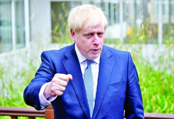 Johnson in Scotland as no-deal Brexit concerns grow