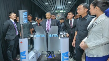 PM Mahathir tests new biometric passenger processing