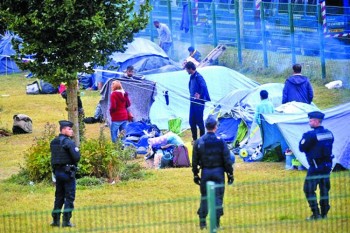France evacuates 900 migrants from camp