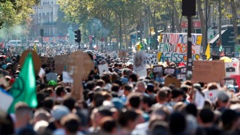 Paris climate march halted after violent clashes