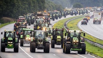 Tractors snarl Dutch roads  in emissions protest