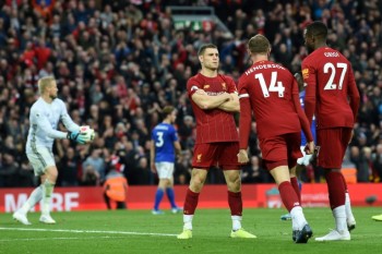 Late penalty helps Liverpool see off Leicester to stretch lead
