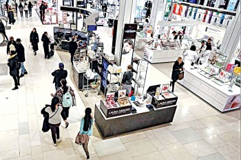 US retailers eye strong holiday season despite trade worries