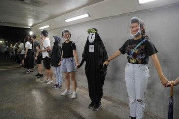 Hong Kong protesters mock China leaders, defy face mask ban