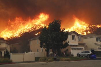 Wildfire forces residents, celebrities to flee