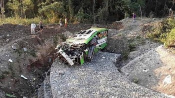 Truck plummets down Philippine ravine, kills 19