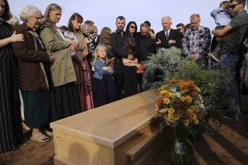 Last victim of Mexico border killings buried as others leave