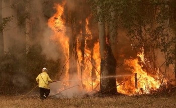 New blazes break out as Australians take shelter from intense bushfires
