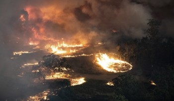 Raging wildfires trap 4,000 at Australian town's waterfront
