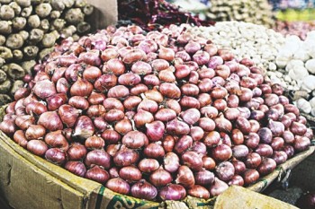 Two lakh tonnes of onion to arrive before Ramadan
