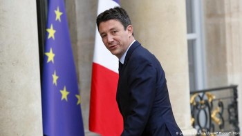 Sex video ends Paris mayor race for Macron ally
