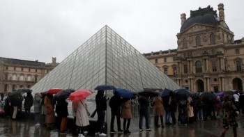 Staff force Louvre closure over virus fears