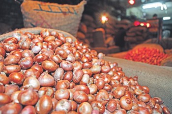 India finally lifts onion export ban