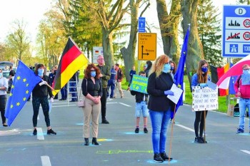 Hundreds protest at Polish-German border