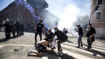 Clashes at far-right coronavirus protest in Rome