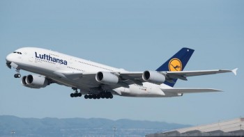 Lufthansa shareholders vote yes to accept USD 10bn govt bailout