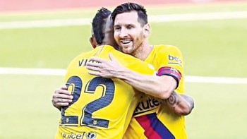 Barca cling on to fading title hopes