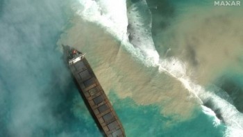 Ship aground off Mauritius commences leaking oil