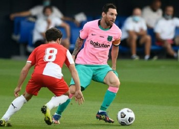 Messi scores twice as Barcelona win friendly