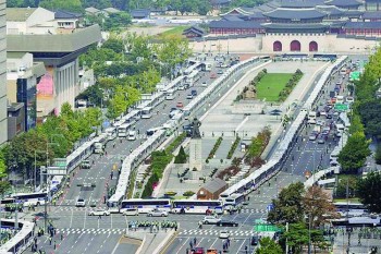 S Korean police create 'bus walls' to prevent protests