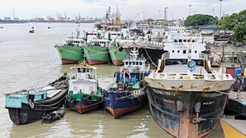 Water transport workers go on strike