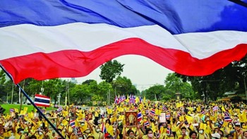Yellow-shirted Thai royalists show support for king