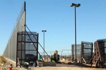 Competition against the clock to build Trump's border wall