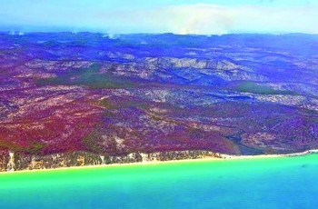 Australia bushfire threatens township on Universe Heritage-listed Fraser island
