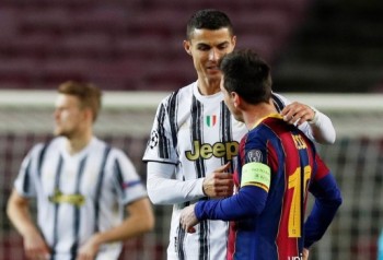 Ronaldo brace sees Juve crush Messi's troubled Barcelona