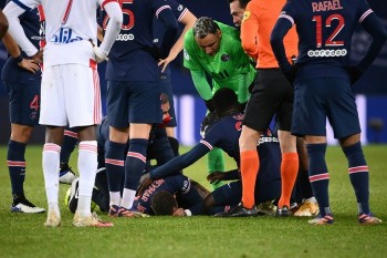 Lyon defeat PSG as Neymar stretchered off with ankle injury