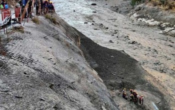 Glacier burst: rescuers seek out 125 missing